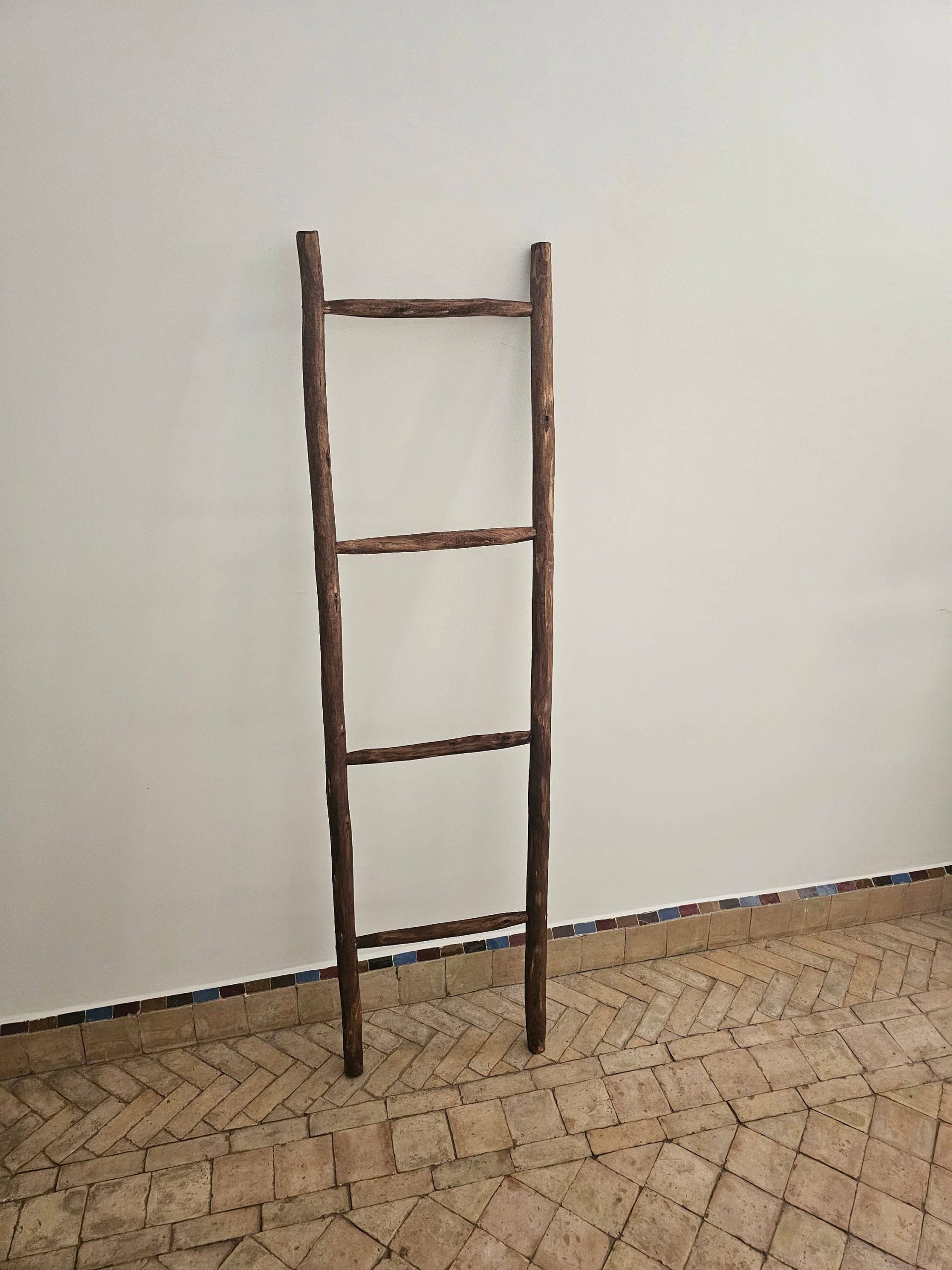 Decorative Wooden Ladder: A Stylish Towel Storage Solution - Image 2