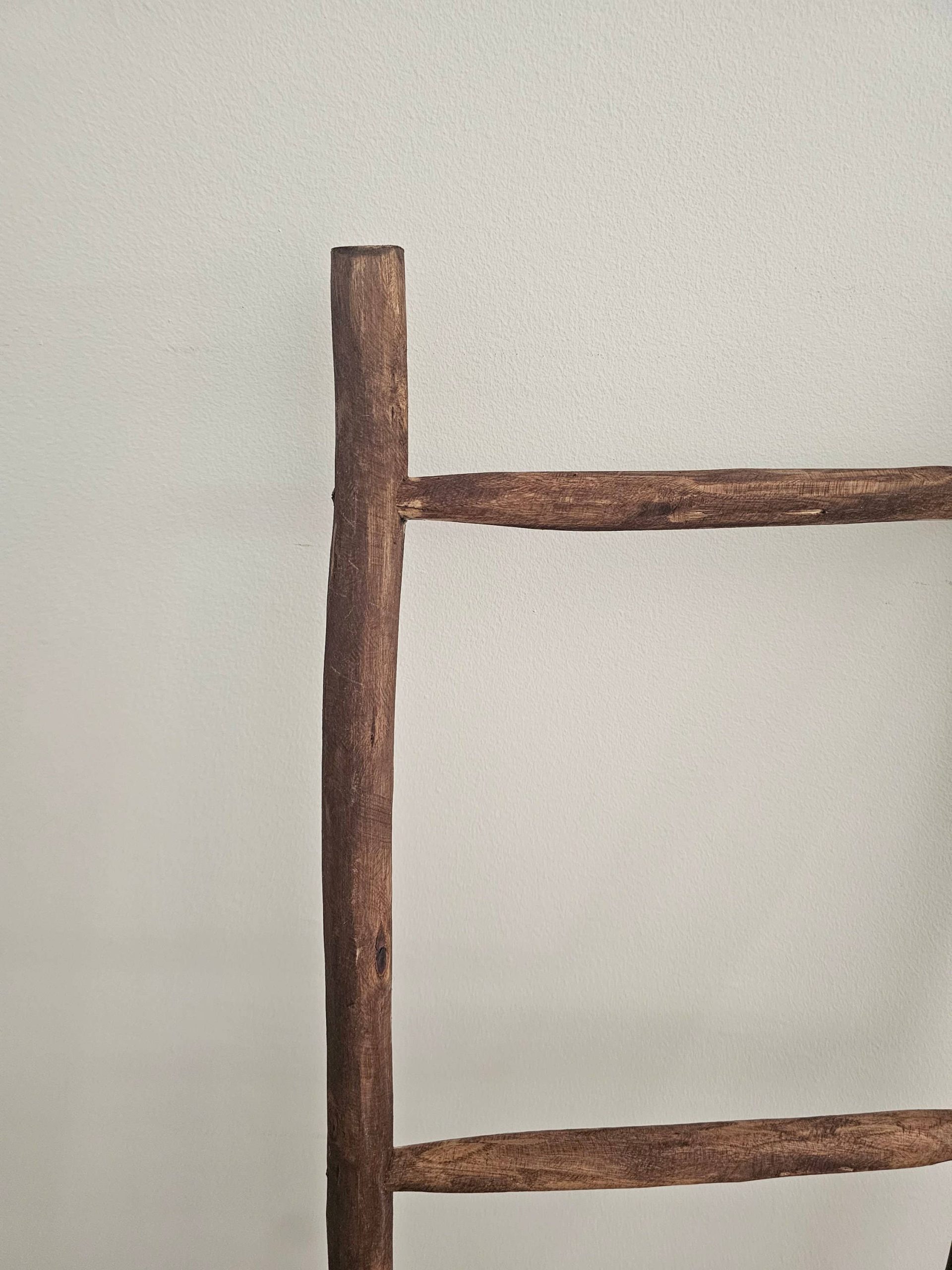 Decorative Wooden Ladder: A Stylish Towel Storage Solution - Image 4