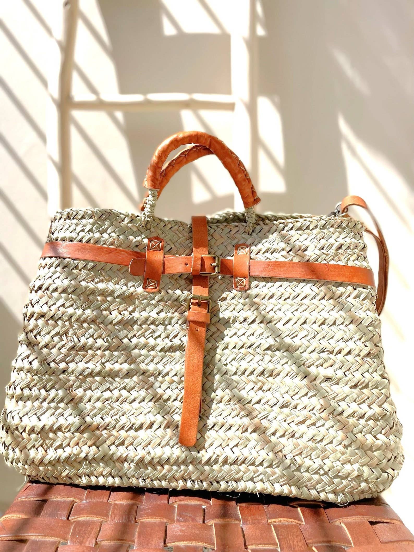 Handwoven Palm Leaf Shopping Basket with Leather Closure - Image 5