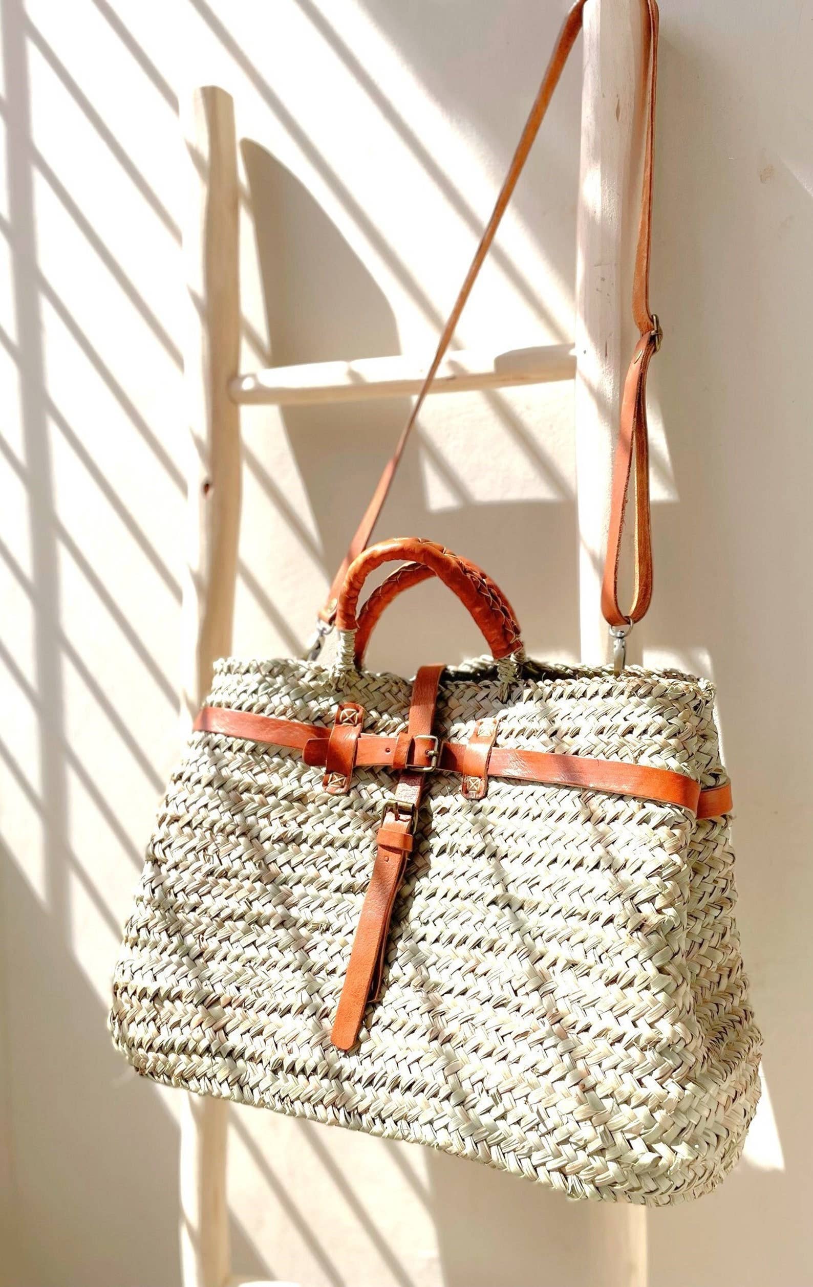 Handwoven Palm Leaf Shopping Basket with Leather Closure - Image 2