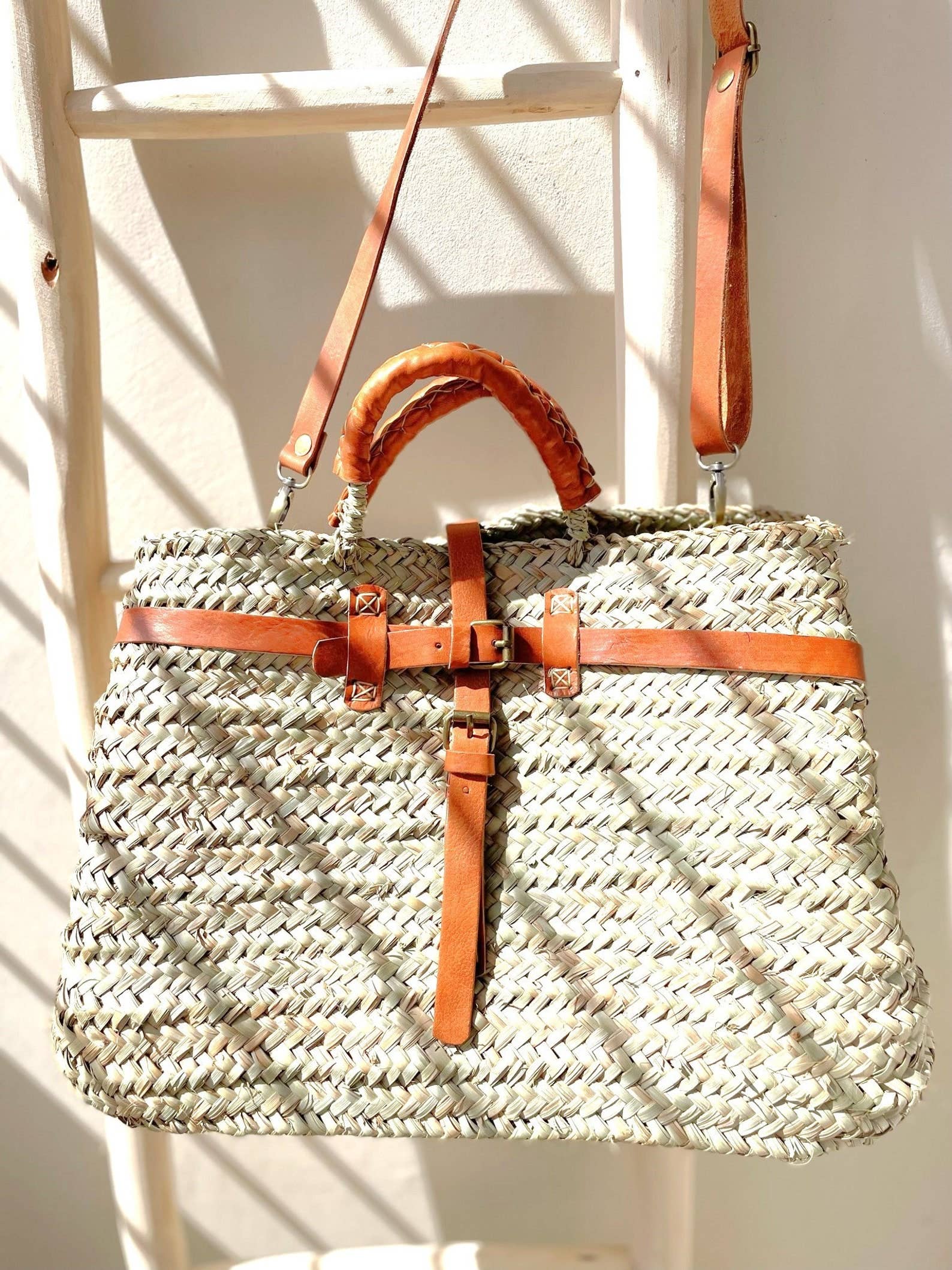 Handwoven Palm Leaf Shopping Basket with Leather Closure - Image 4