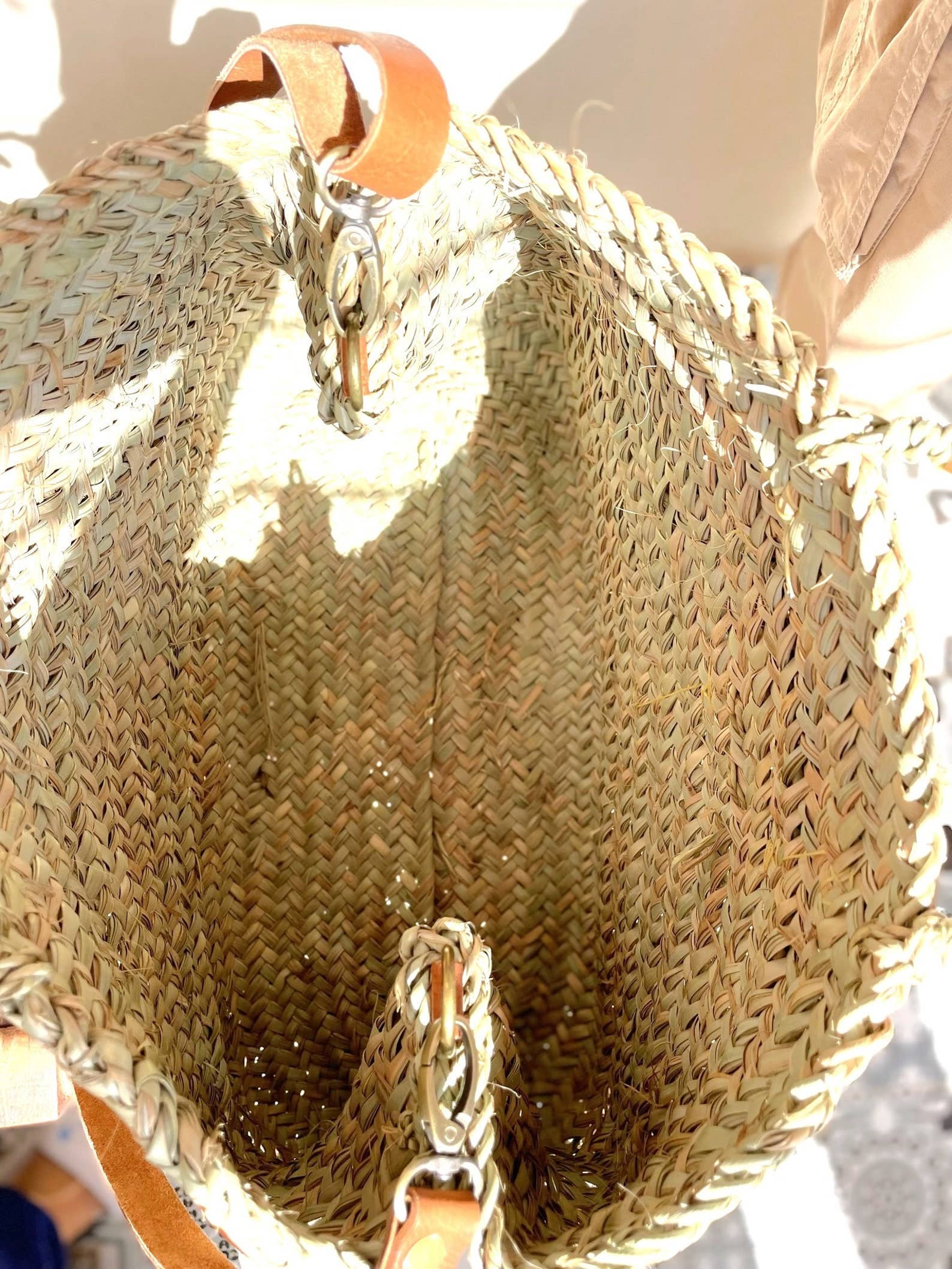 Handwoven Palm Leaf Shopping Basket with Leather Closure - Image 3